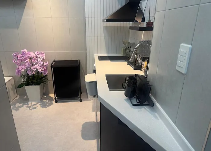 Hausda Private Bathroom Queen Picture Window *
